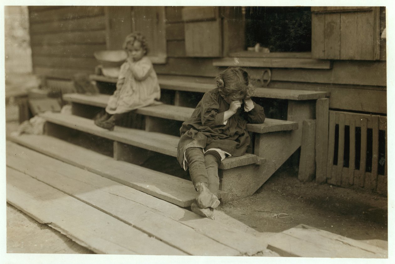 Olga Schubert di 5 anni iniziò a lavorare verso le 5:00 del mattino aiutando sua madre nella fabbrica di conserve di Biloxi, Mississippi, sgusciando gamberetti. Era esausta e si rifiutò di essere fotografata, 1911 da Lewis Wickes Hine