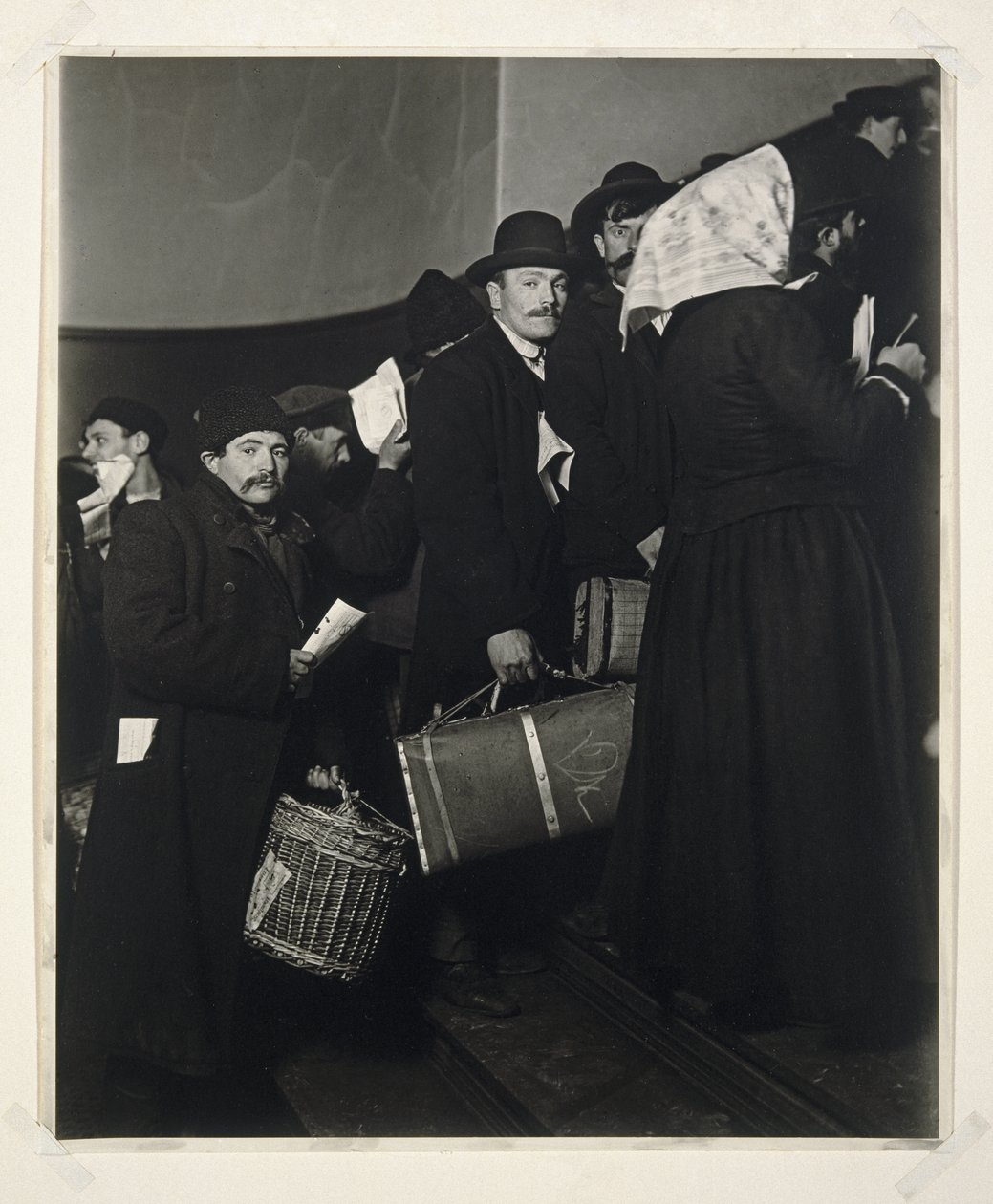 Entrando nella Terra Promessa, Ellis Island, 1908 da Lewis Wickes Hine