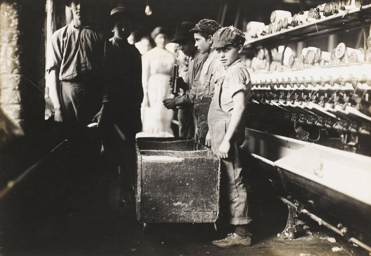 Giovani lavoratori nei Elk Cotton Mills, Fayetteville, Tennessee da Lewis Wickes Hine