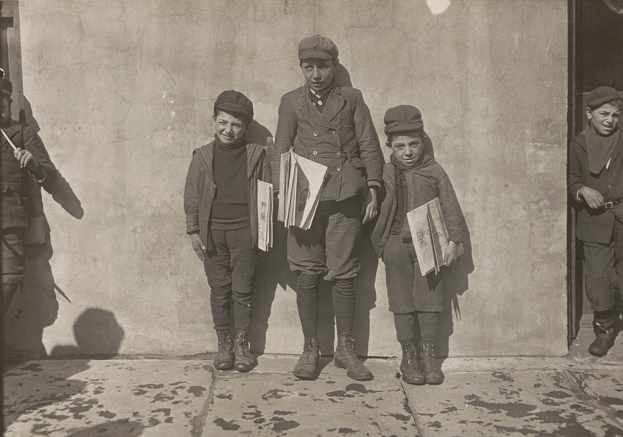 John Pento, 14 anni, Daniel e Angelo Pento, 7 anni, vendono giornali, Hartford, Connecticut da Lewis Hine