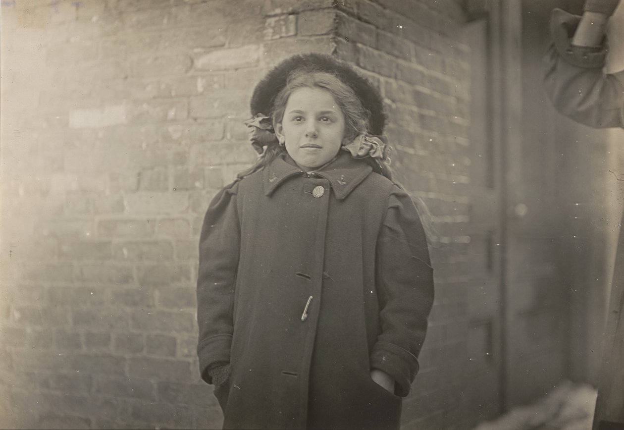 Mery Horn, una gobba aggravata dal pesante carico di carte che portava. Hartford, Connecticut, marzo 1909 da Lewis Hine