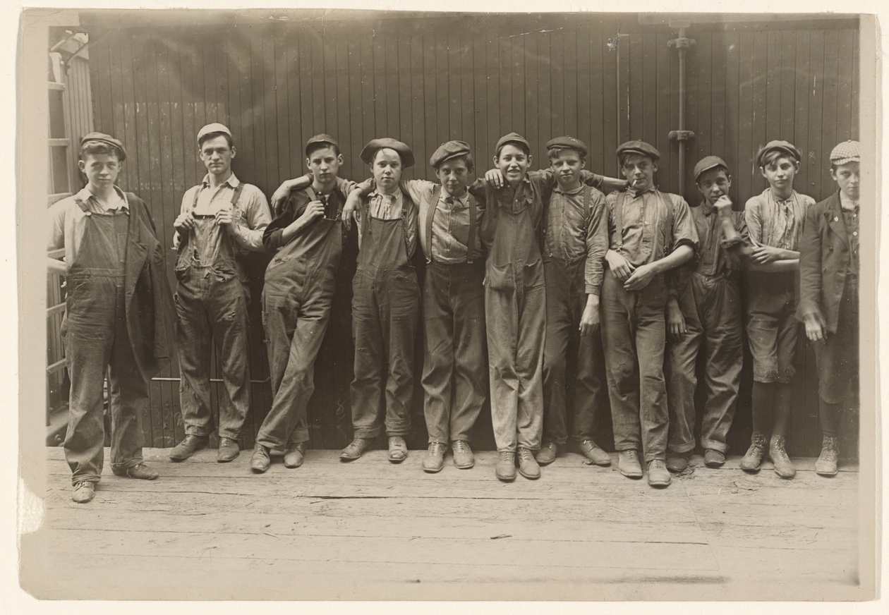 Un gruppo di giovani borsisti al lavoro in una fabbrica di conserve a Indianapolis, Indiana da Lewis W. Hine
