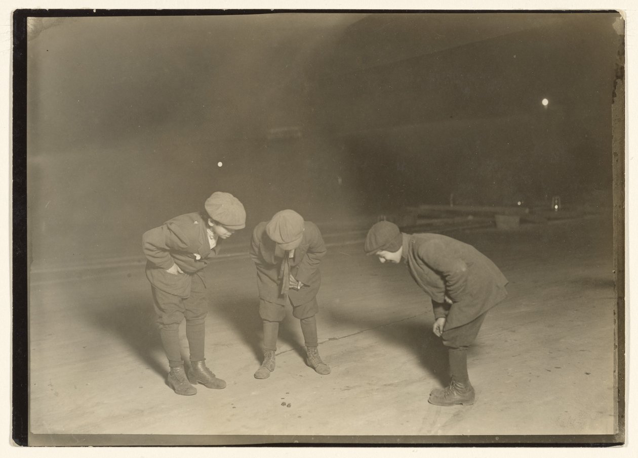 Un gioco di merda a mezzanotte. da Lewis W. Hine