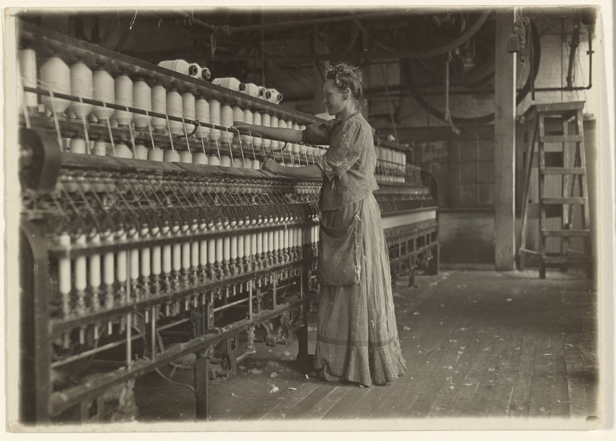 In un antico mulino per tessuti (filatoio). da Lewis W. Hine