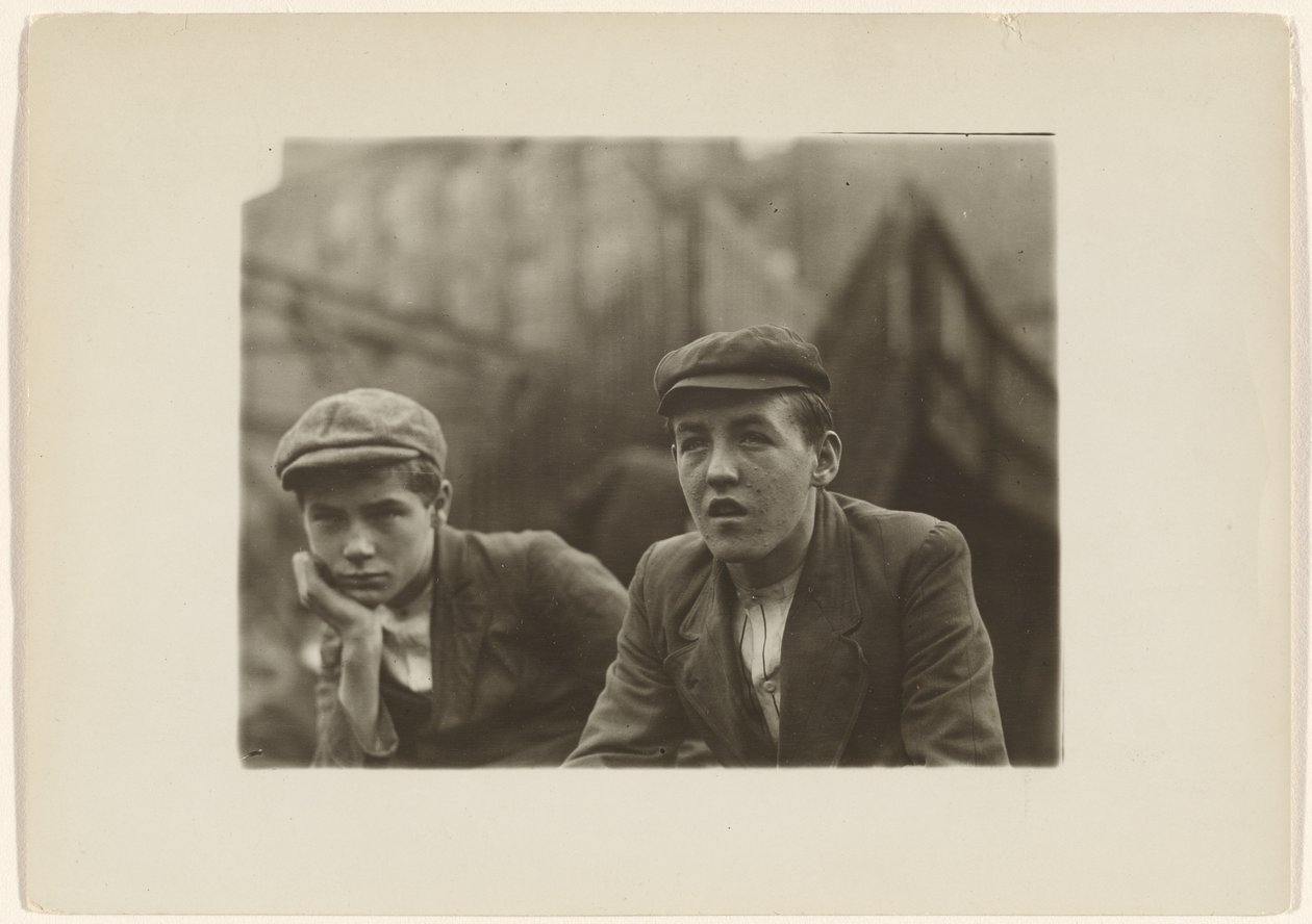 Due ragazzi con cappotti e berretti, New Jersey da Lewis W. Hine