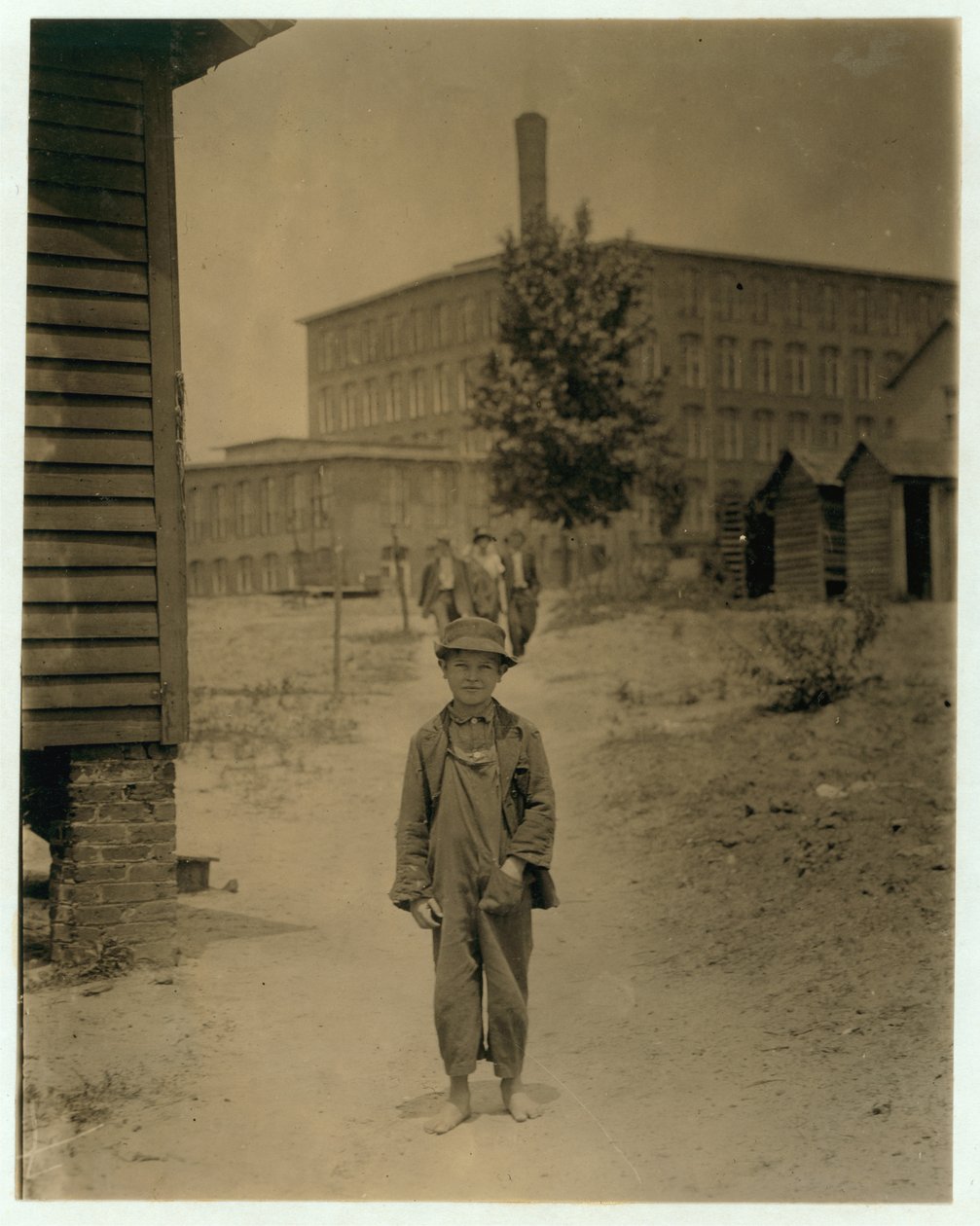 Eddie Norton, 12 anni, guadagna circa 40 centesimi al giorno come spazzino al Saxon Mill, Spartanburg, Carolina del Nord, 1912 da Lewis Wickes Hine