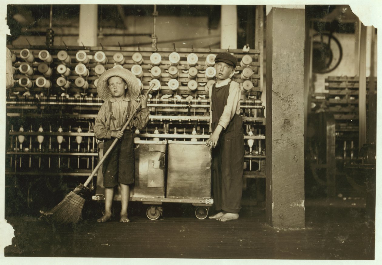 Ronald Webb, doffer di 12 anni, e Frank Robinson, figlio di 7 anni del capo della carderia, che spazza e doffa (svuota i rocchetti pieni) ai Roanoke Cotton Mills, Virginia, 1911 da Lewis Wickes Hine
