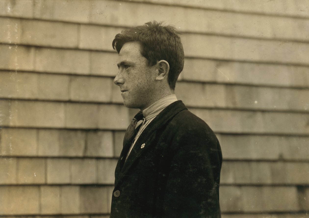 Il quindicenne James Cooney, un immigrato irlandese a Fall River, Massachusetts da Lewis Wickes Hine
