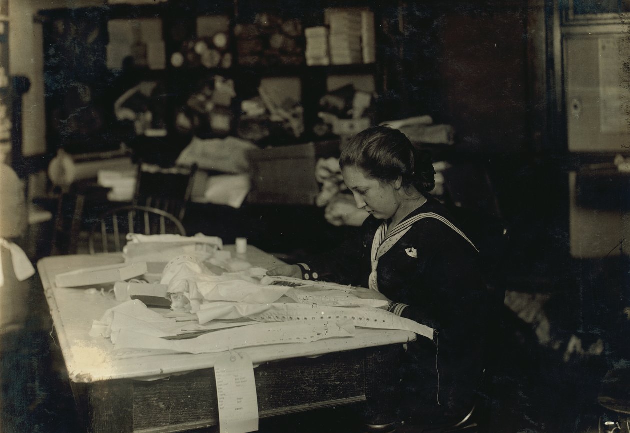 La quindicenne Marie Vancanvenberg lavora ai corsetti per Madam Claff al 420 di Boylston Street a Boston, Massachusetts. da Lewis Wickes Hine