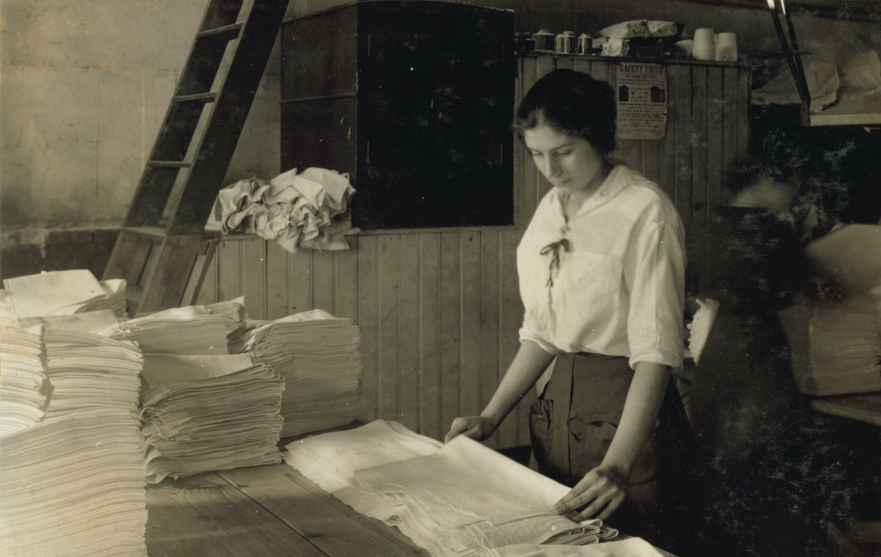 Ragazza di 15 anni che piega gli asciugamani nella lavanderia Bonanno, Boston, Massachusetts da Lewis Wickes Hine
