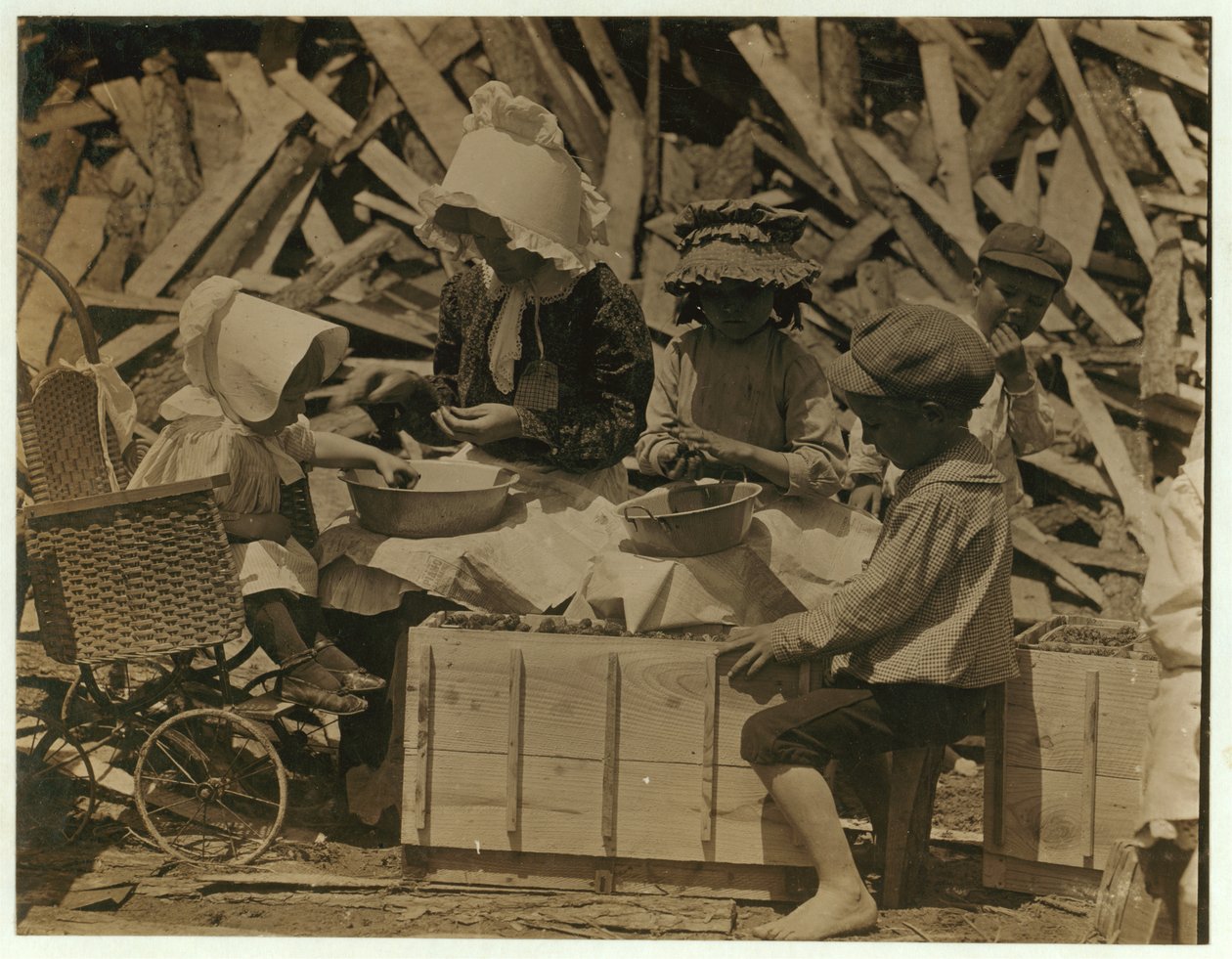 Cyral di 2 anni che sbuccia fragole dal suo carretto alla stazione di sbucciatura di Johnson, Seaford, Delaware, a volte addormentandosi per qualche minuto, 1910 da Lewis Wickes Hine