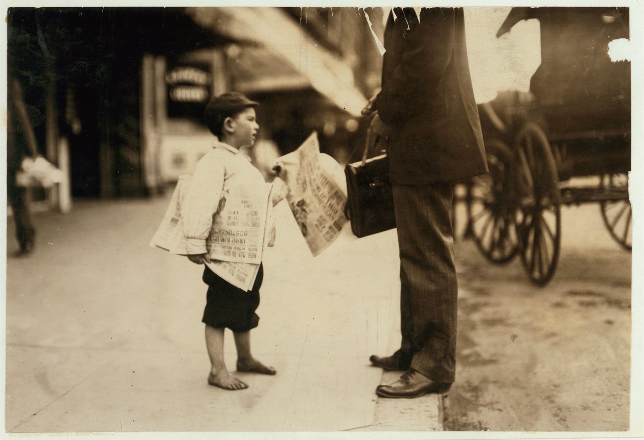 Hyman, ragazzo di sei anni che vende giornali fino alle 18:00 a Lawrence, Massachusetts, 1911 da Lewis Wickes Hine