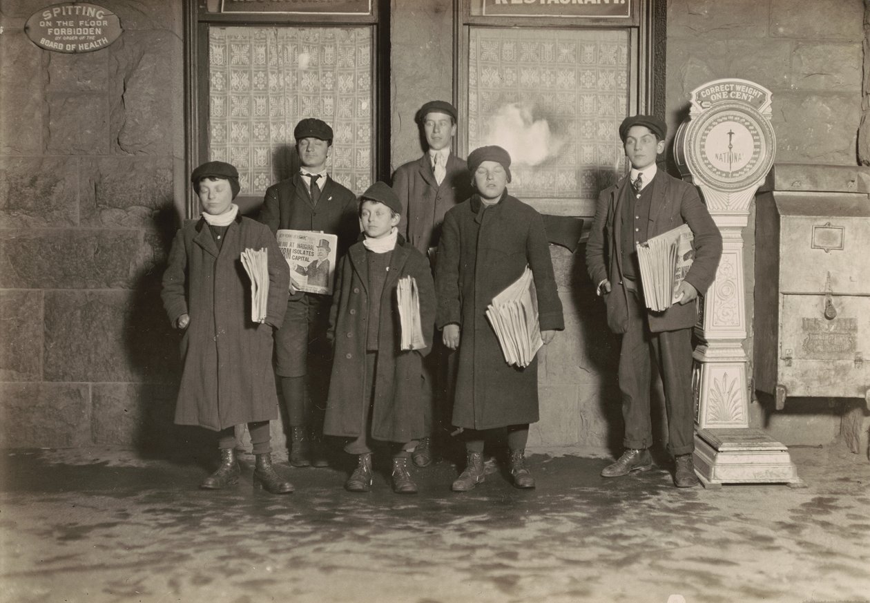 20:30. Gruppo di strilloni che vendono alla stazione, Hartford, Connecticut. Il ragazzo più piccolo ha 11 anni. da Lewis Wickes Hine