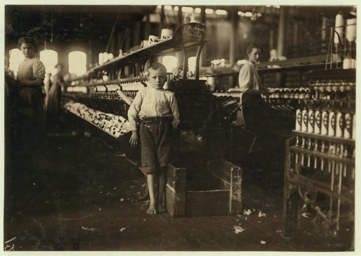 Leo di 8 anni, alto solo 4 piedi, raccoglie bobine per 15 centesimi al giorno presso Elk Cotton Mills, Fayetteville, Tennessee, 1910 da Lewis Wickes Hine