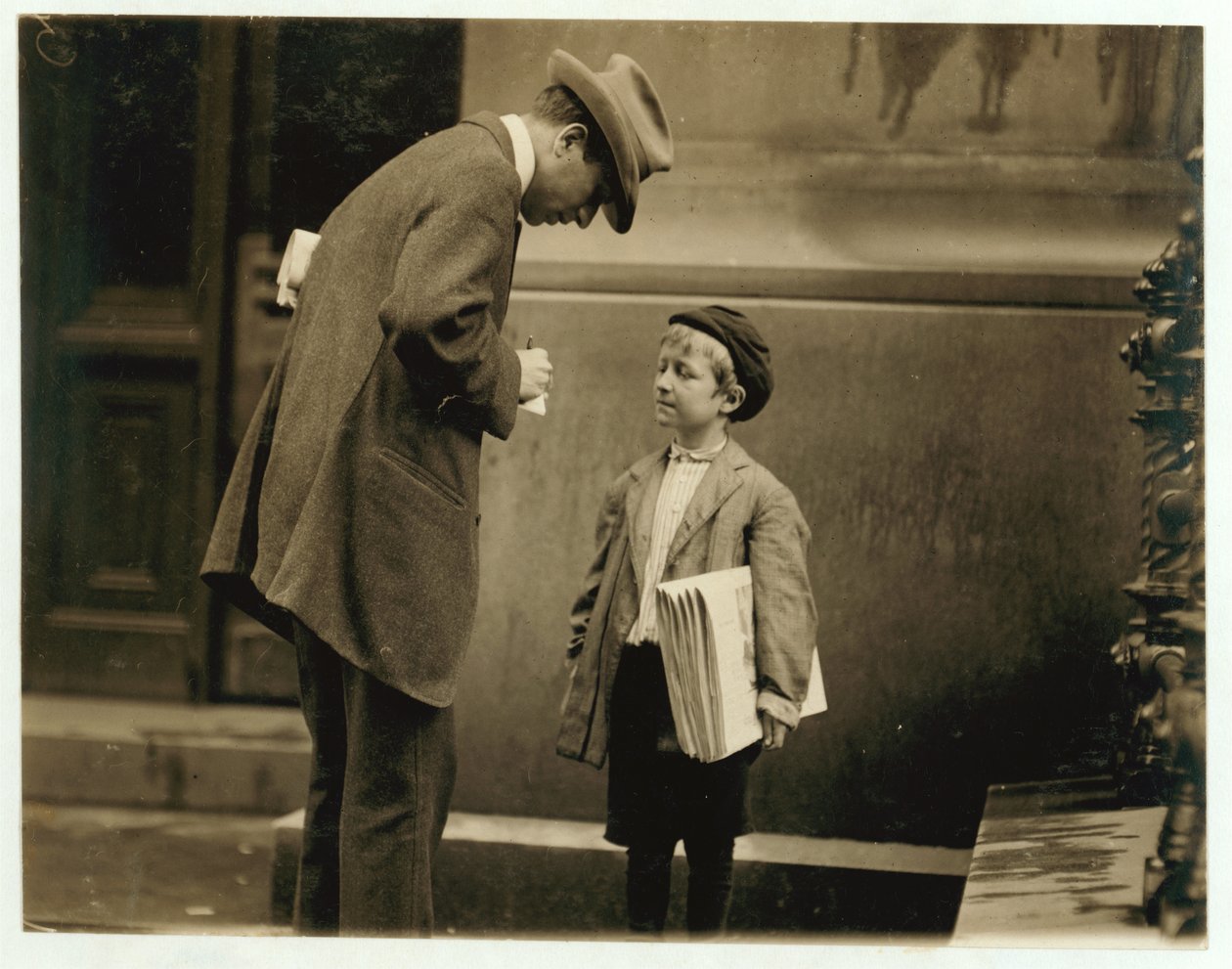 Ragazzo di 8 anni venditore di giornali Michael McNelis, appena guarito dalla sua seconda polmonite, vende giornali sotto la pioggia, Philadelphia, Pennsylvania, 1910 da Lewis Wickes Hine