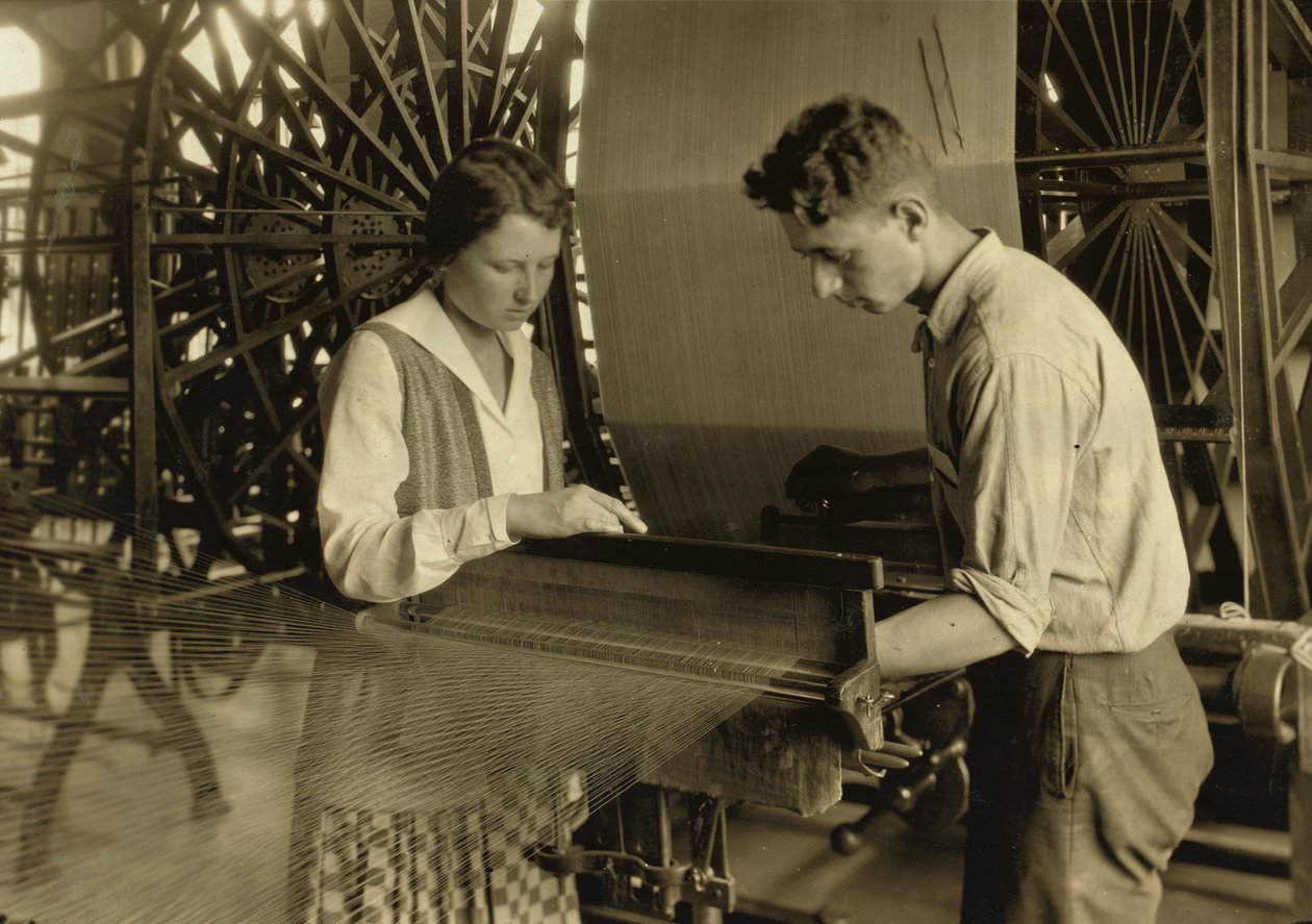 Un ragazzo e una ragazza al lavoro su un telaio presso la Cheney Silk Mills di South Manchester, Connecticut da Lewis Wickes Hine