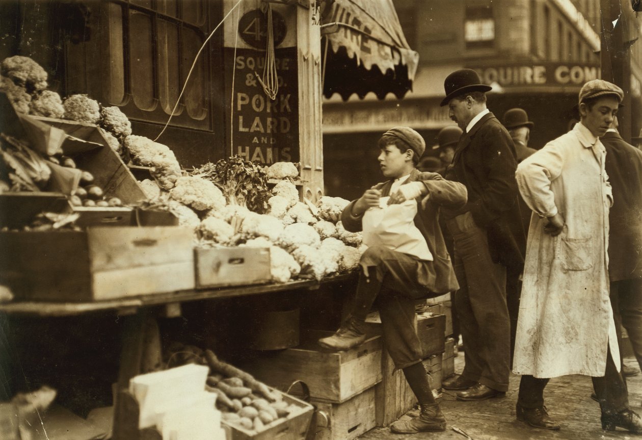 Un ragazzo che lavora in una bancarella di prodotti a Boston, Massachusetts da Lewis Wickes Hine