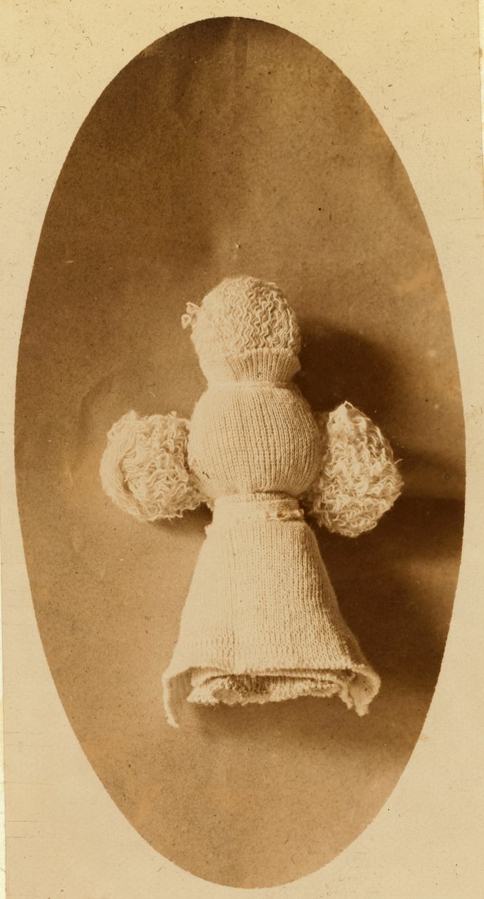 Una bambola realizzata con materiale di scarto da un bambino in un maglificio dove lavora la madre da Lewis Wickes Hine