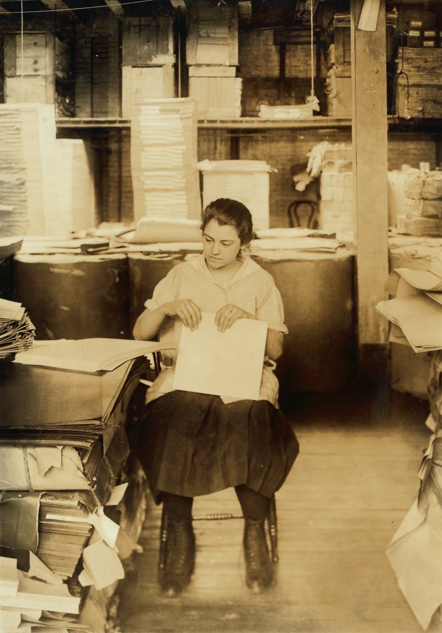 Una ragazza che piega le cartelle presso la Boston Index Card Co. al 113 di Purchase Street a Boston, Massachusetts. da Lewis Wickes Hine