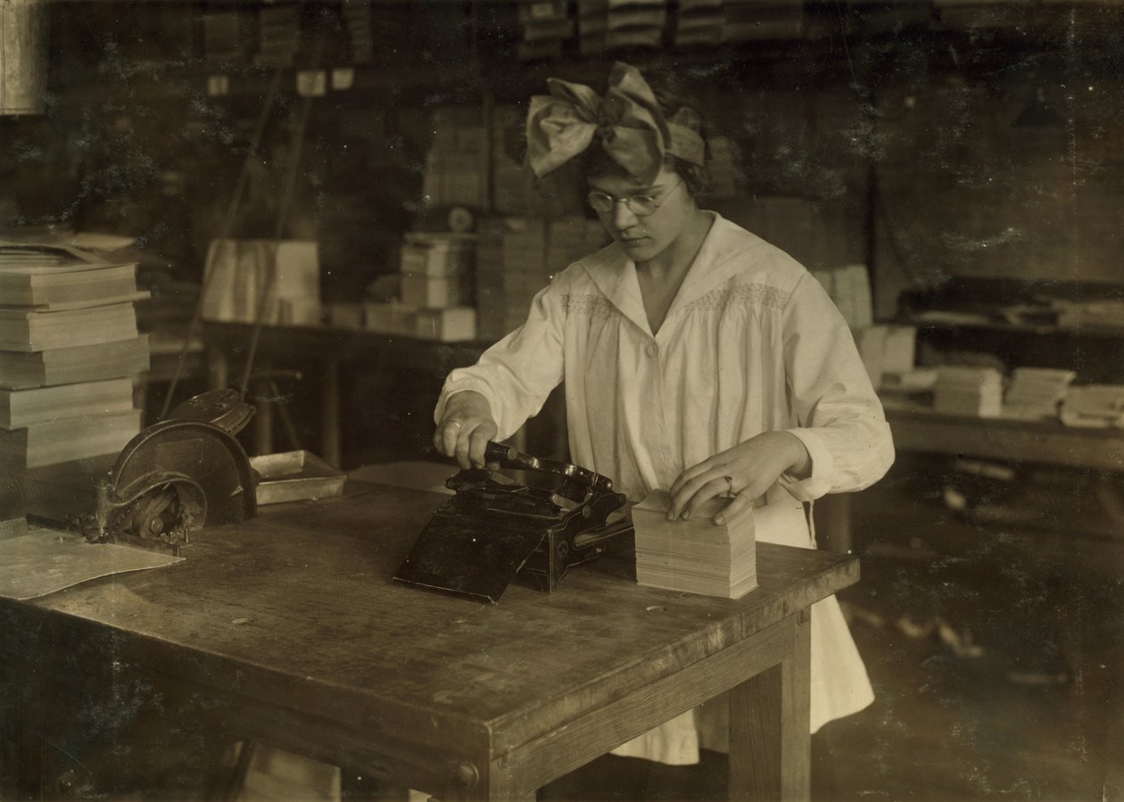 Una ragazza che timbra le etichette presso la Boston Index Card Co. al 113 di Purchase Street a Boston, nel Massachusetts. da Lewis Wickes Hine