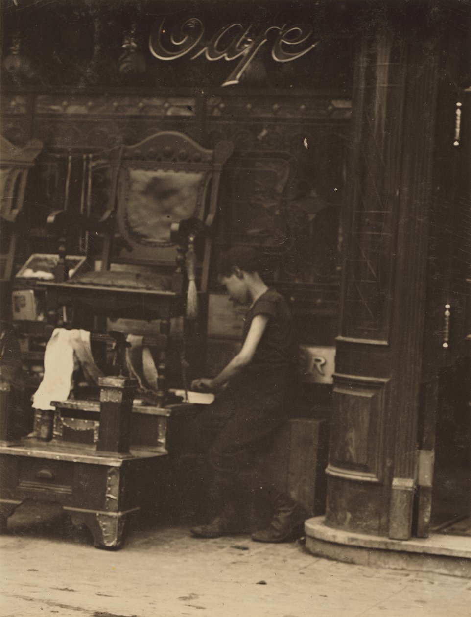 Un giovane scarparo che lavora in Canal Street a New York City da Lewis Wickes Hine