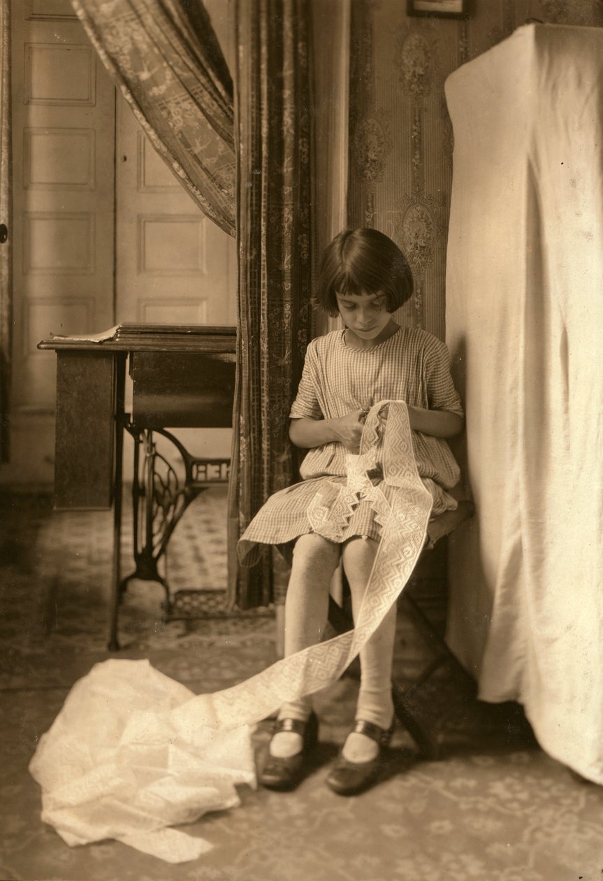 Una giovane ragazza che taglia il pizzo a casa sua a New York City da Lewis Wickes Hine