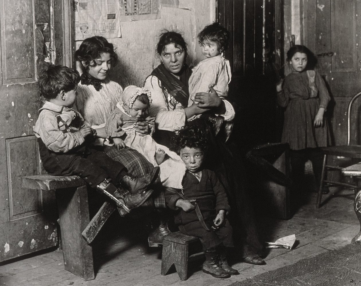 Una casa italiana vicino a Hull House, Chicago, 1910 da Lewis Wickes Hine