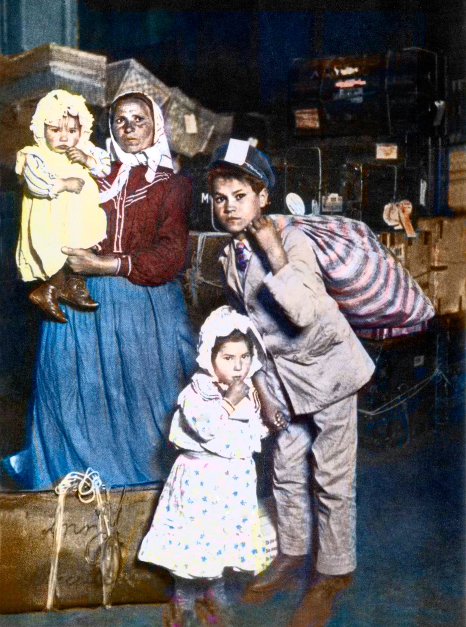 Arrivo di una famiglia di immigrati italiani a Ellis Island (New York) negli Stati Uniti nel 1905. da Lewis Wickes Hine