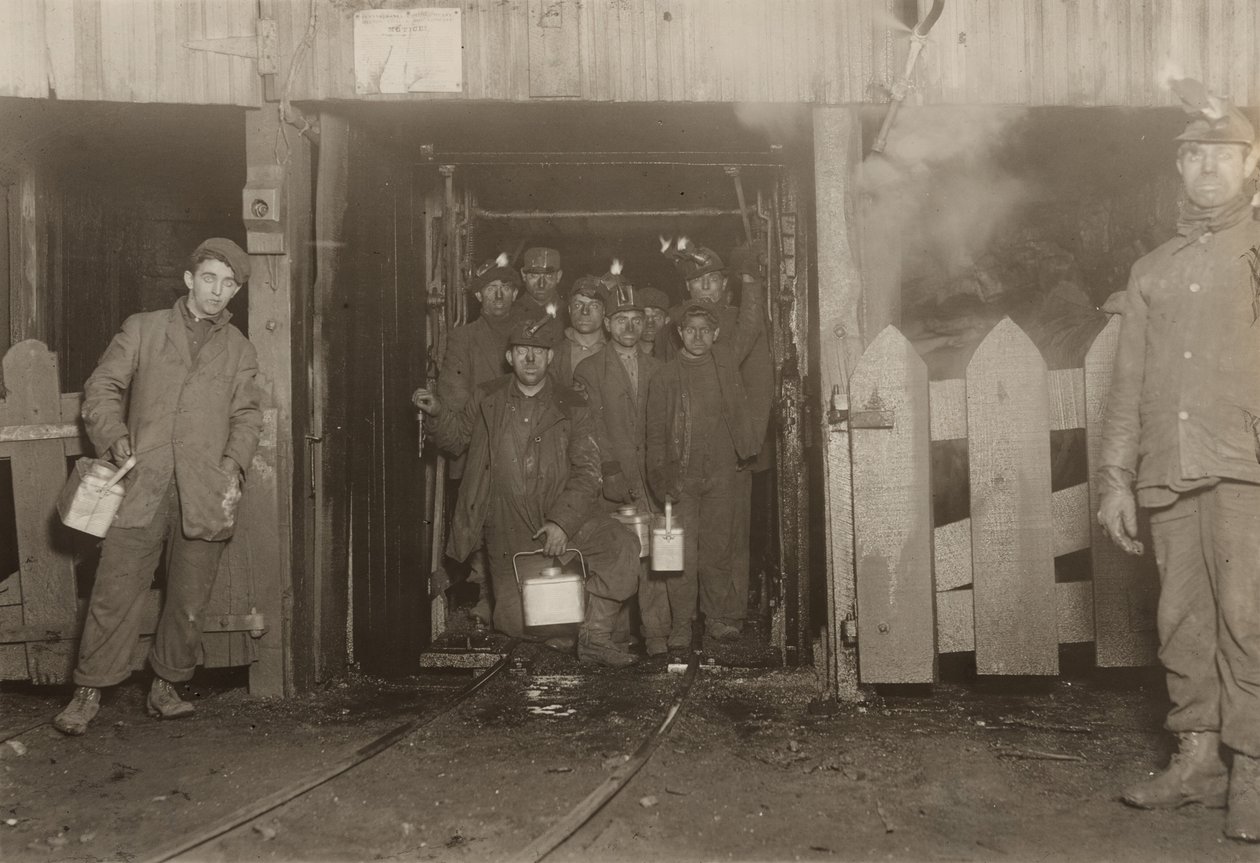 Alla chiusura della giornata, Pennsylvania, 7 gennaio da Lewis Wickes Hine