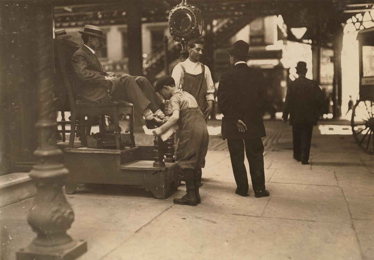 Bootblack tra la 3rd Avenue e la 9th Street, New York City da Lewis Wickes Hine