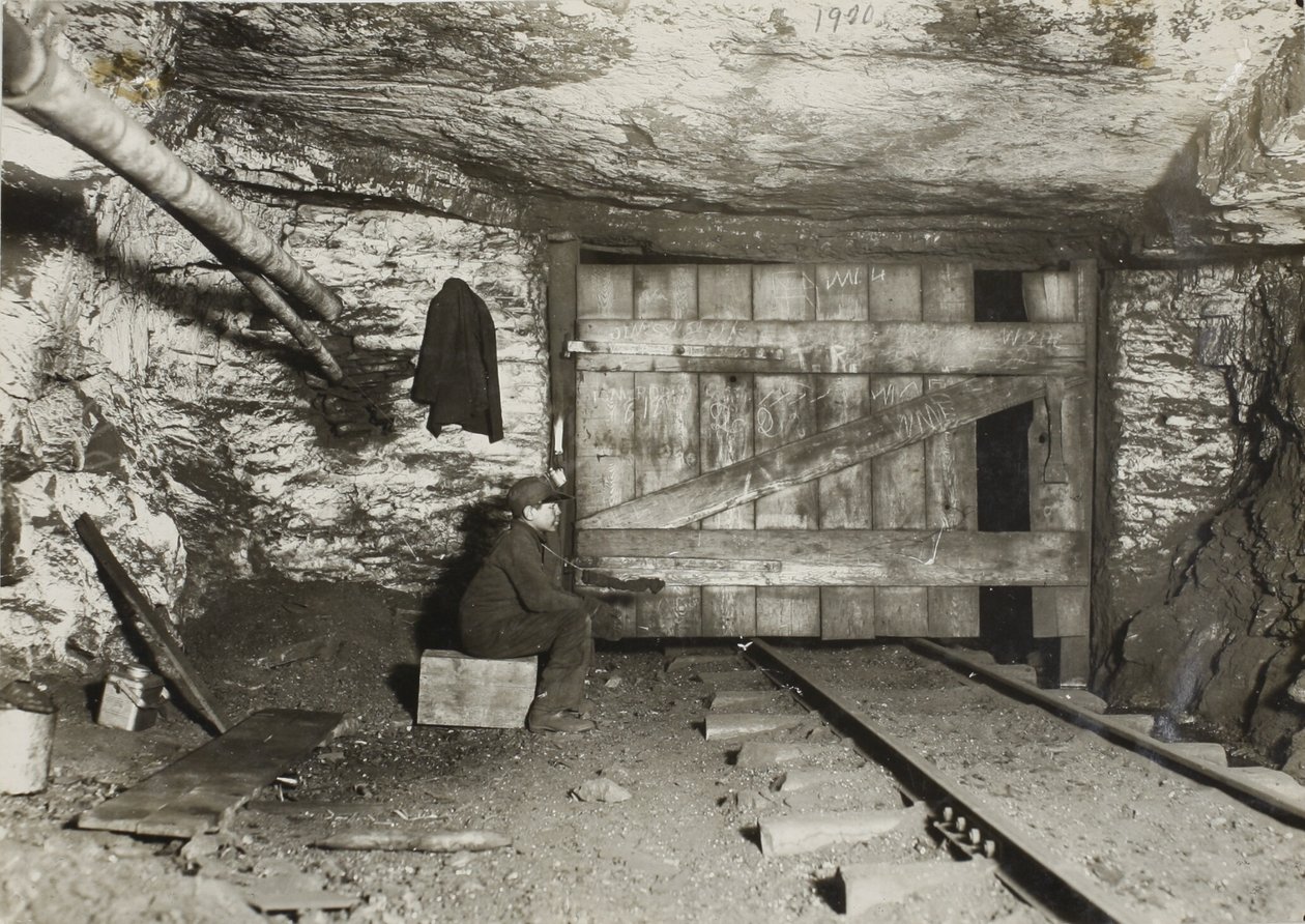 Ragazzo in attesa del passaggio del carbone da Lewis Wickes Hine