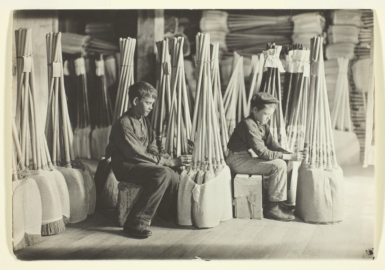 Ragazzi nella sala di imballaggio, Brown Mfg. Company, Evansville, Ind. da Lewis Wickes Hine