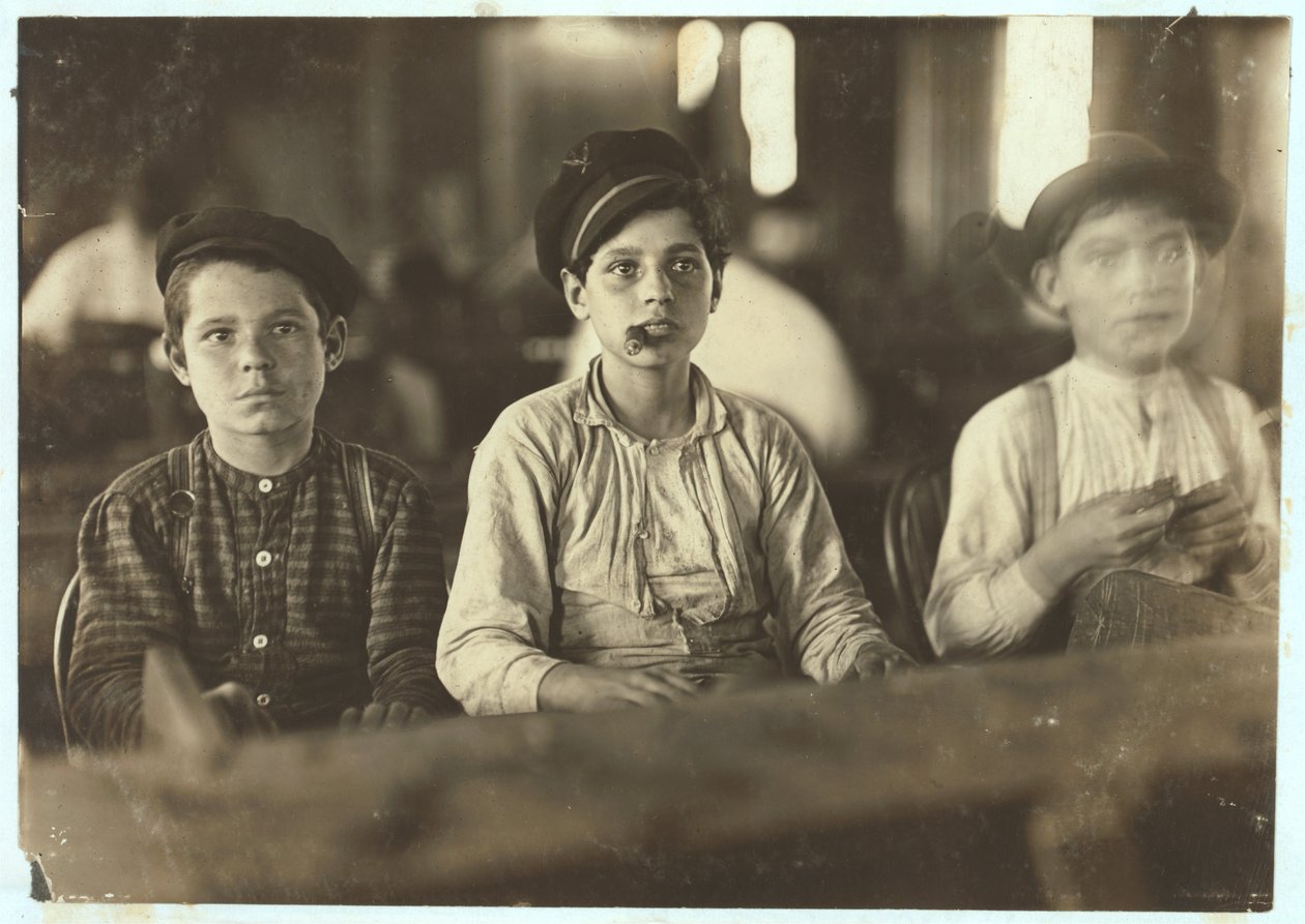 Ragazzi che fanno sigari a Englehardt und Co, Tampa, Florida, 1909 da Lewis Wickes Hine
