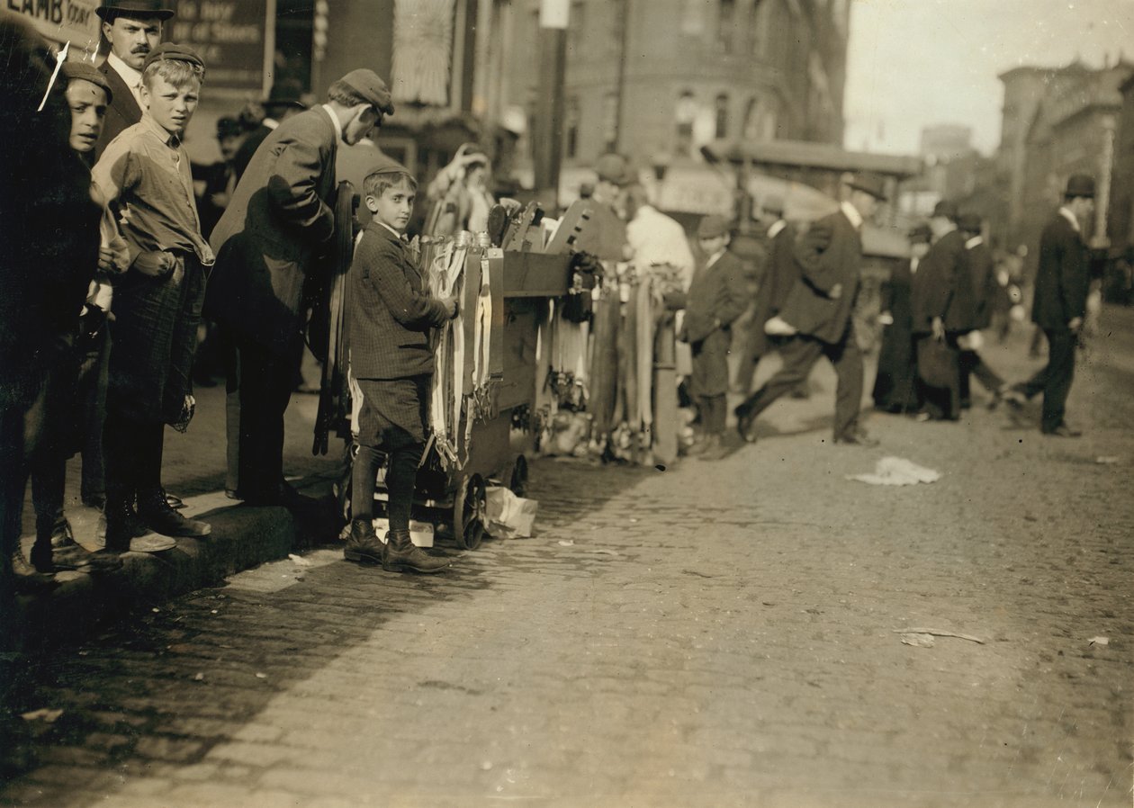 Ragazzi che vendono nozioni per strada a Boston, Massachusetts da Lewis Wickes Hine