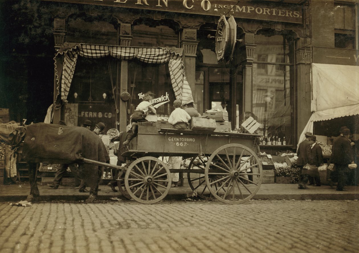 Ragazzi che vendono verdure al mercato di Boston, Massachusetts da Lewis Wickes Hine