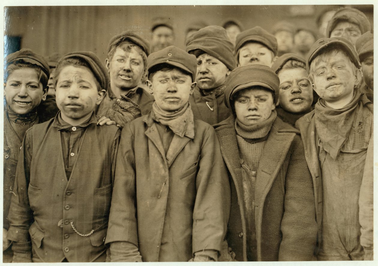 Ragazzi del breaker (che selezionano il carbone a mano) alla Hughestown Borough Coal Co. Pittston, Pennsylvania, 1911 da Lewis Wickes Hine