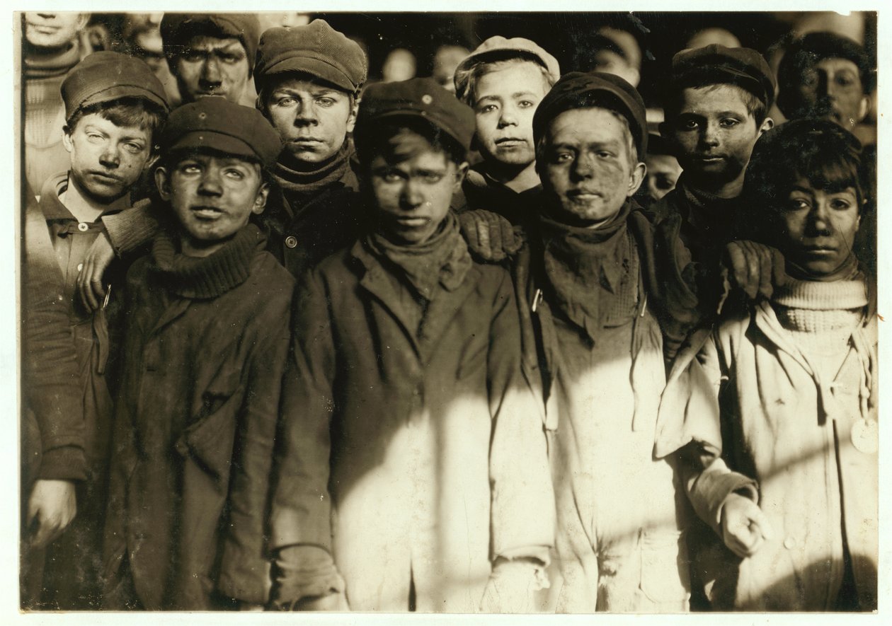 Ragazzi spaccatori (che selezionano il carbone a mano) alla Hughestown Borough Coal Co. Pittston, Pennsylvania, 1911 da Lewis Wickes Hine