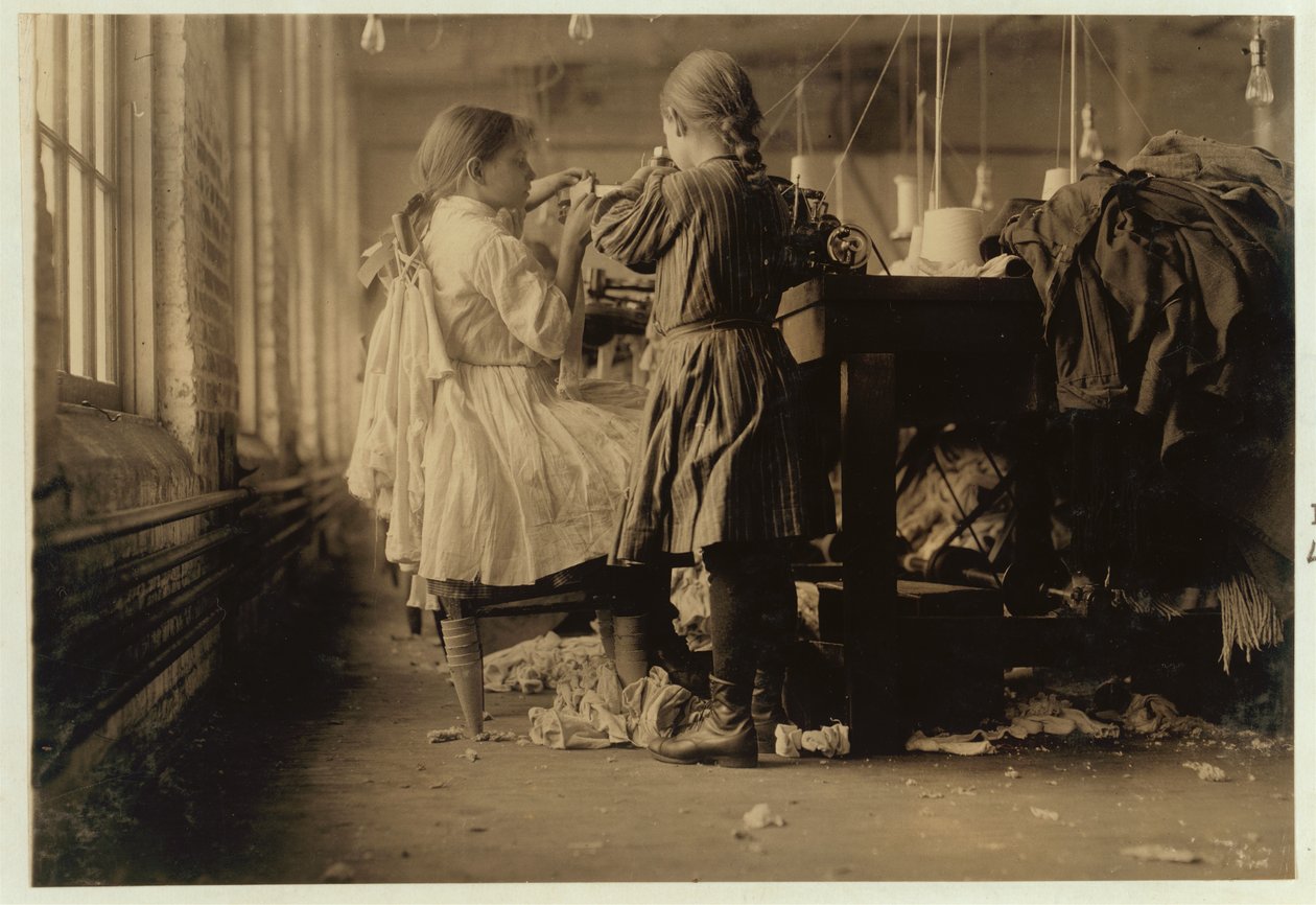 Bambino raveler e looper nelle Loudon Hosiery Mills, Tennessee, 1910 da Lewis Wickes Hine