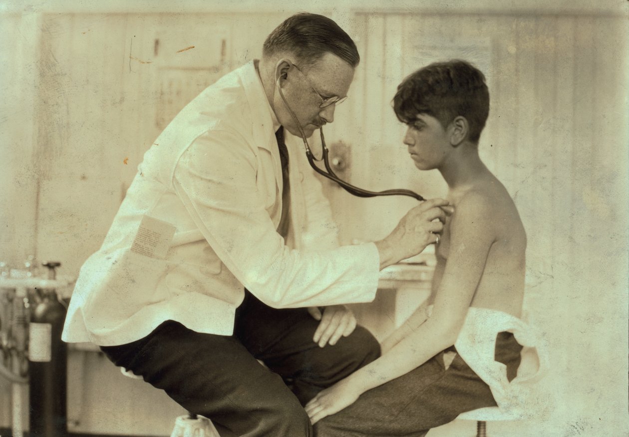 Medico che esamina un giovane operaio, Cheney Silk Mills, South Manchester, Connecticut, 1924 circa (foto b/n) da Lewis Wickes Hine