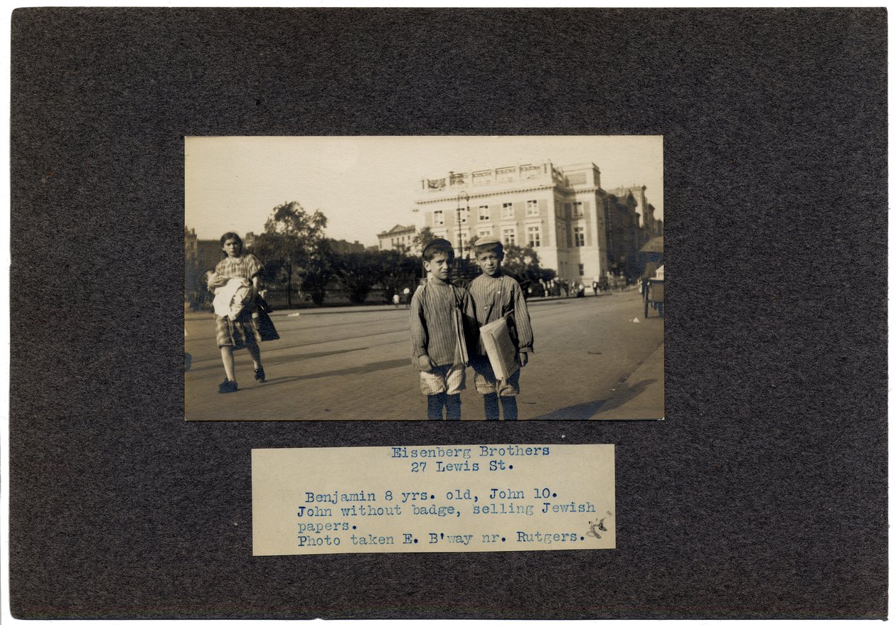 Fratelli Eisenberg, 27 Lewis Street, New York City da Lewis Wickes Hine