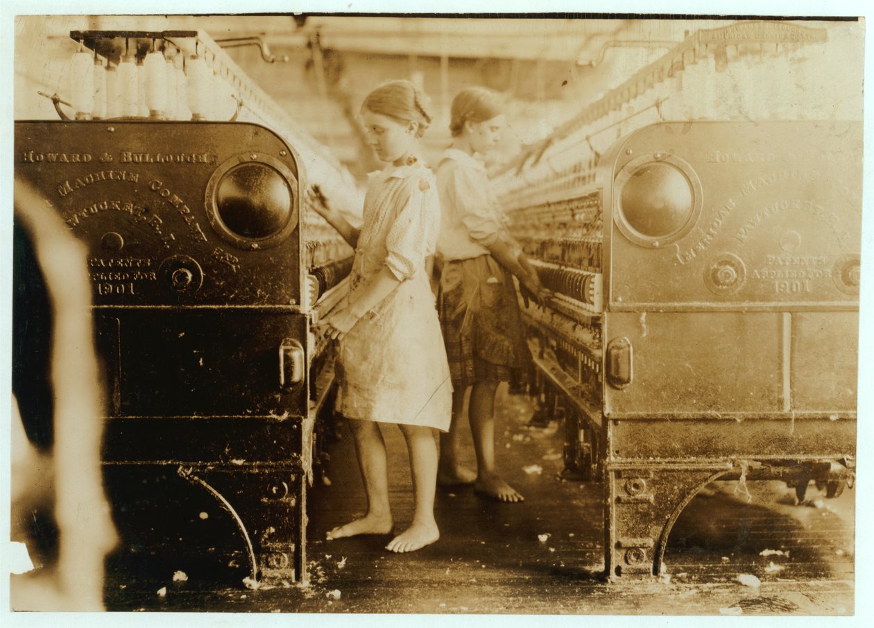 Elsie e Sadie che lavorano alla Yazoo City Yarn Mills, Mississippi, dicevano di avere 13 anni, 1911 da Lewis Wickes Hine
