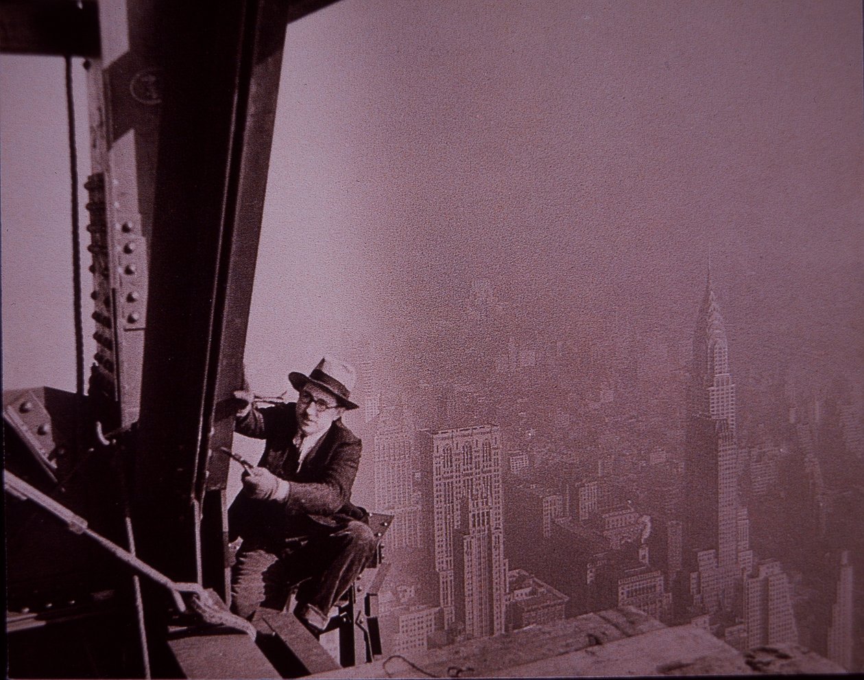 Empire State Building in costruzione, un ispettore controlla il lavoro da Lewis Wickes Hine