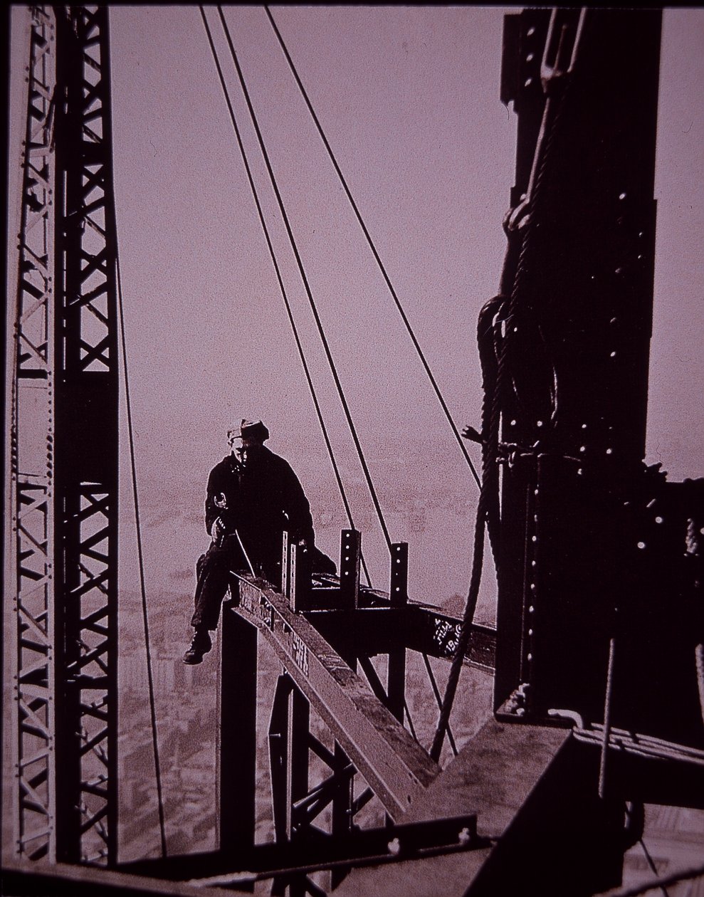 Empire State Building in costruzione, con bullonatore con chiave inglese da Lewis Wickes Hine
