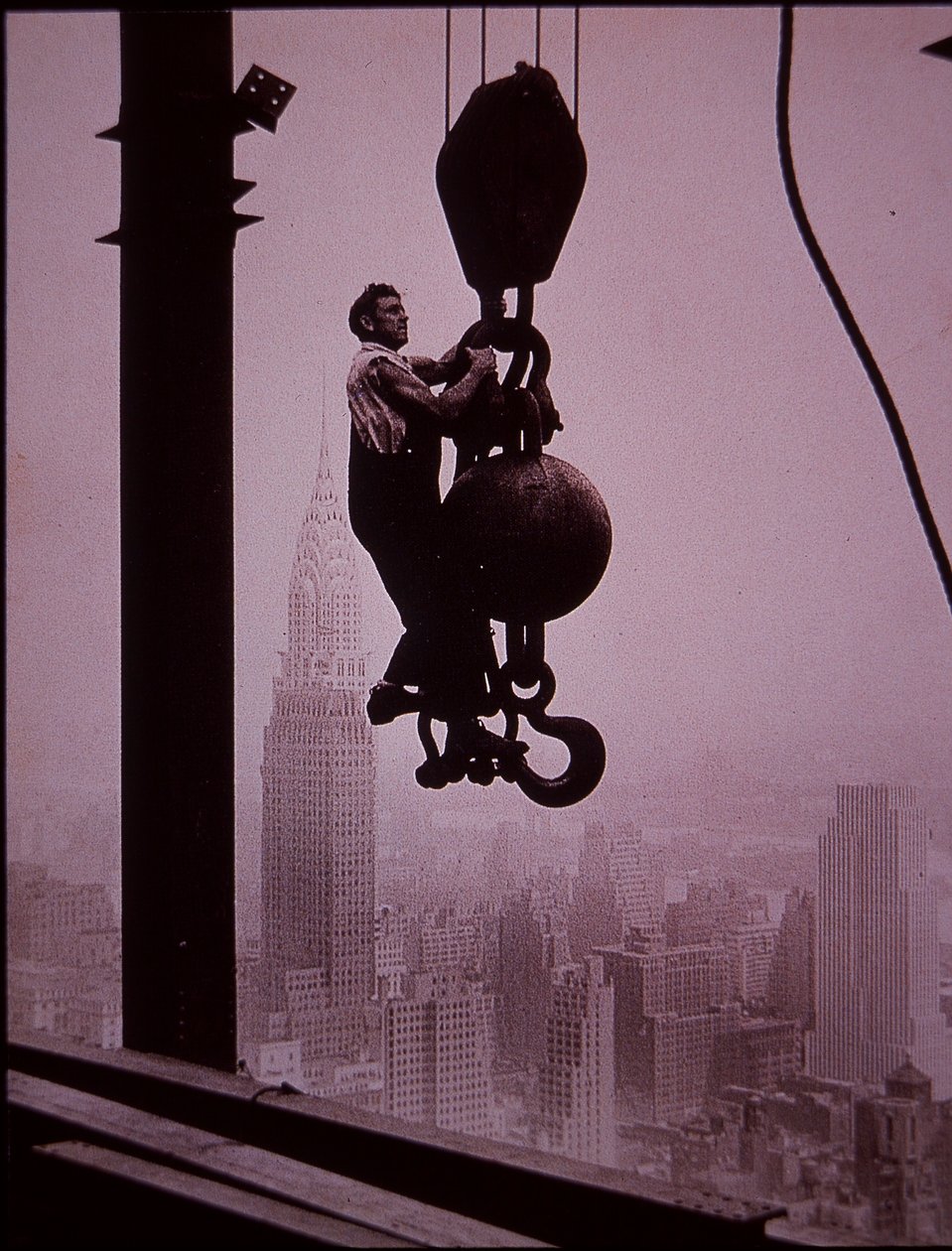 Empire State Building in costruzione, mostrando un membro della squadra di derrick da Lewis Wickes Hine
