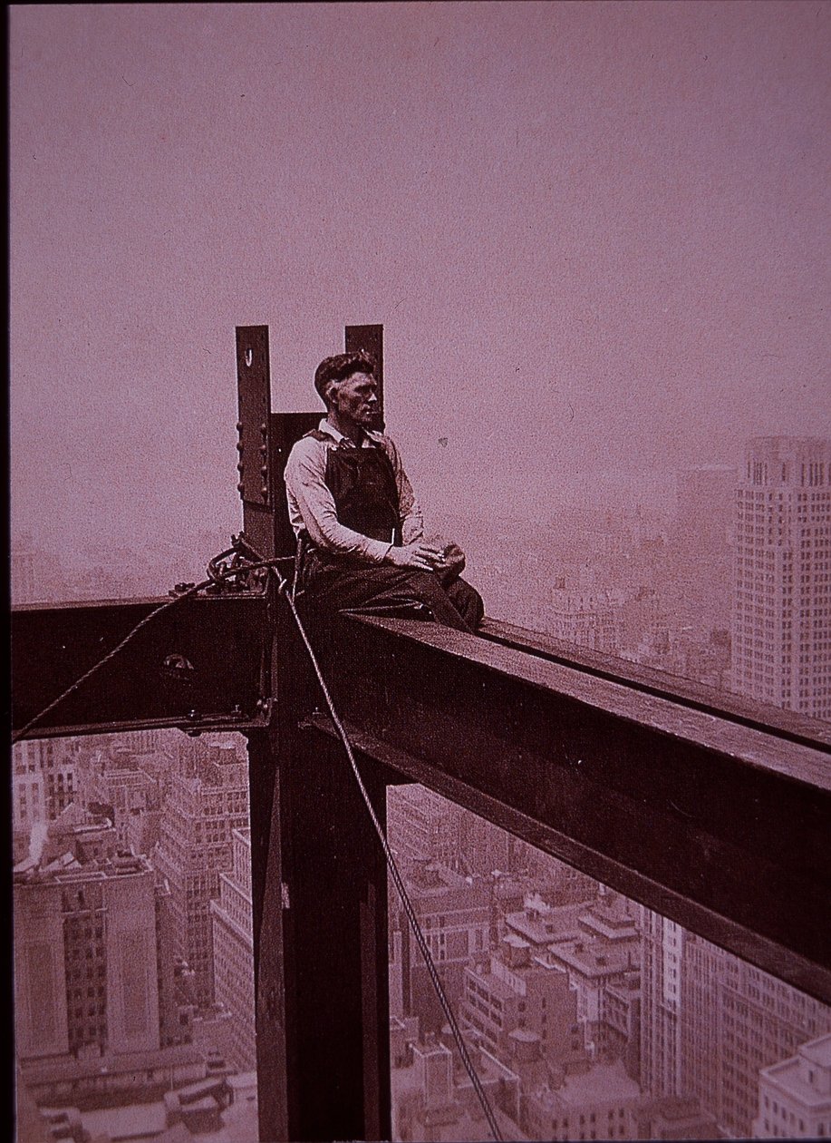 Empire State Building in costruzione, mostrando un operaio in pausa da Lewis Wickes Hine