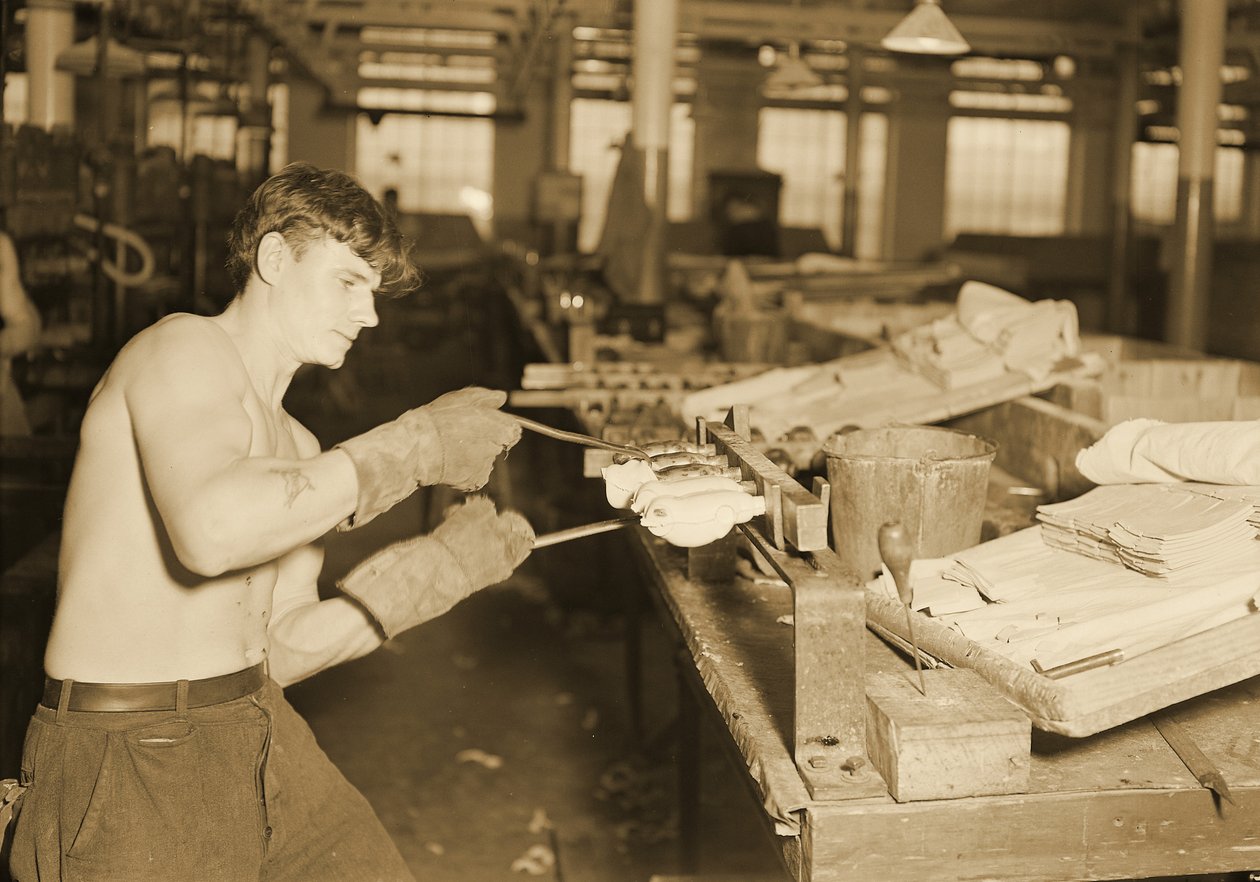 Operaio della fabbrica alla Paragon Rubber Company, Massachusetts, 1936 da Lewis Wickes Hine