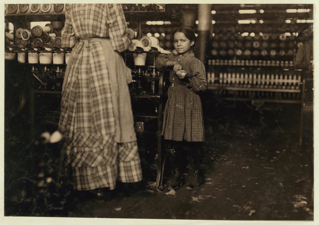Fannie, alta 48 pollici, di 7 anni, una dei 19 bambini che aiutano sua sorella a Elk Mills, Fayetteville, Tennessee, 1910 da Lewis Wickes Hine