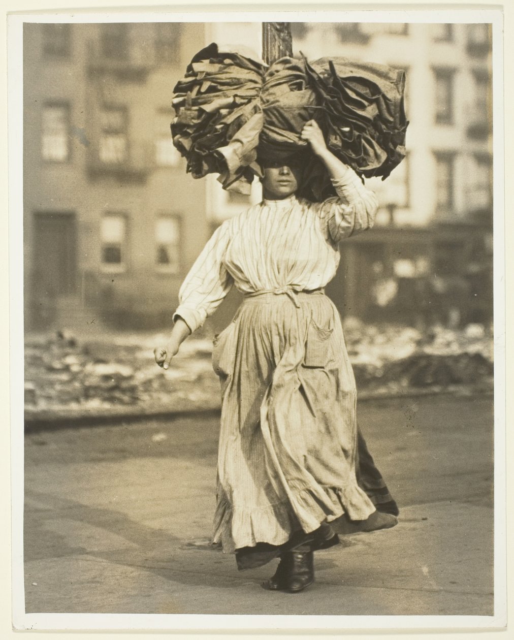 Primo lavoro in America, immigrato italiano trasporta indumenti nelle case popolari da Lewis Wickes Hine