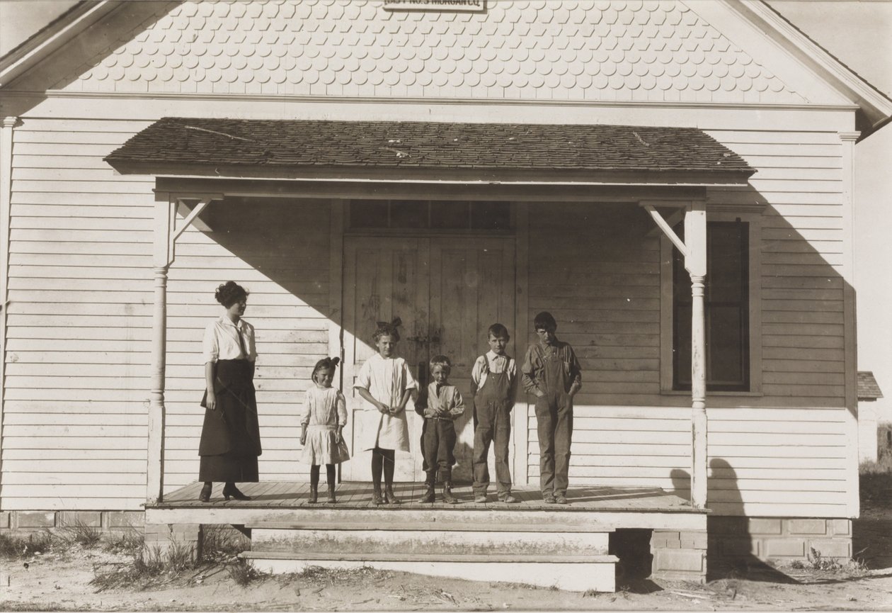 Cinque alunni presenti alla Scuola n. 6, Distretto 3, Fort Michigan, Colorado da Lewis Wickes Hine