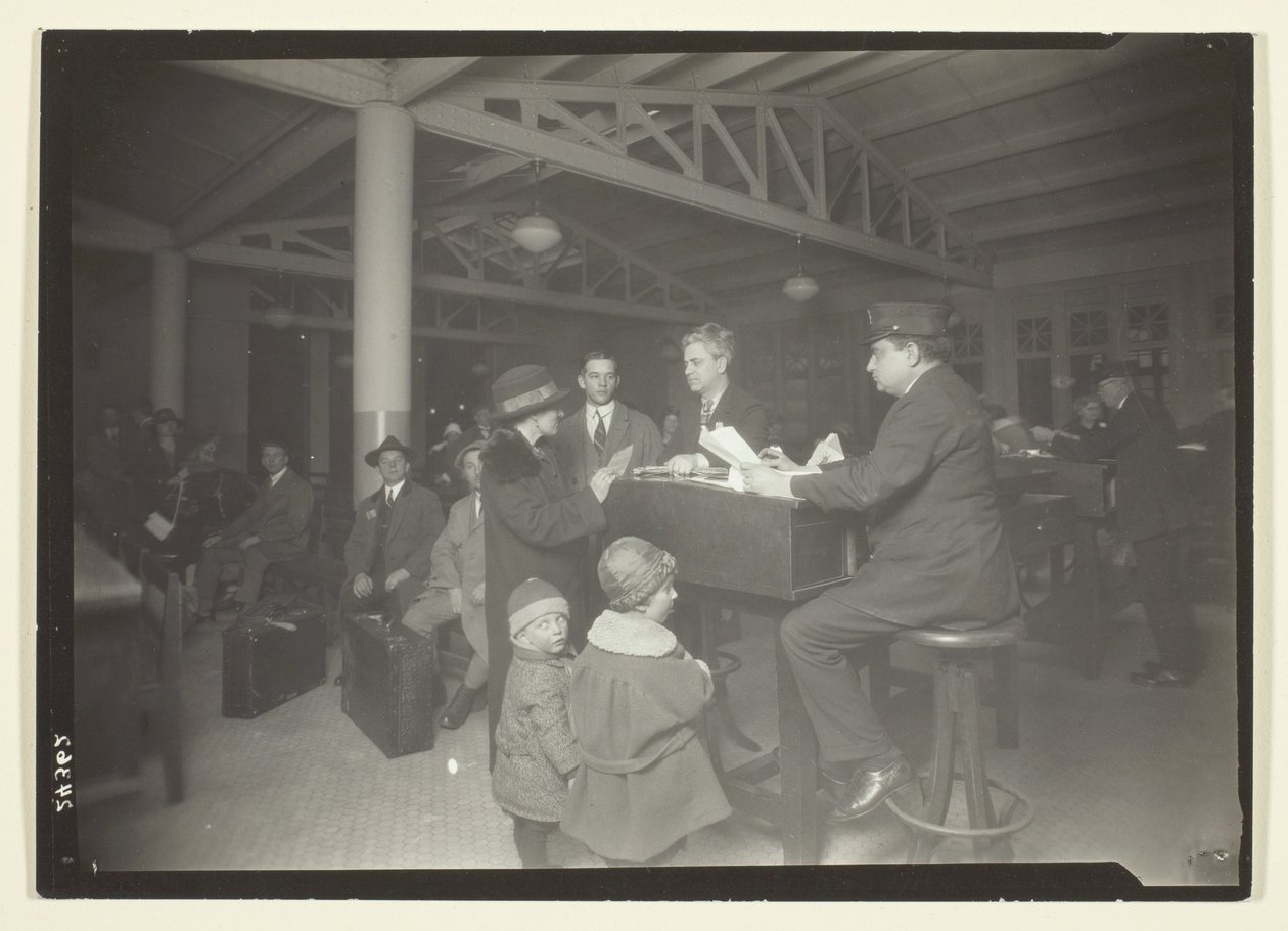 Famiglia tedesca, interprete e registratore a Ellis Island da Lewis Wickes Hine